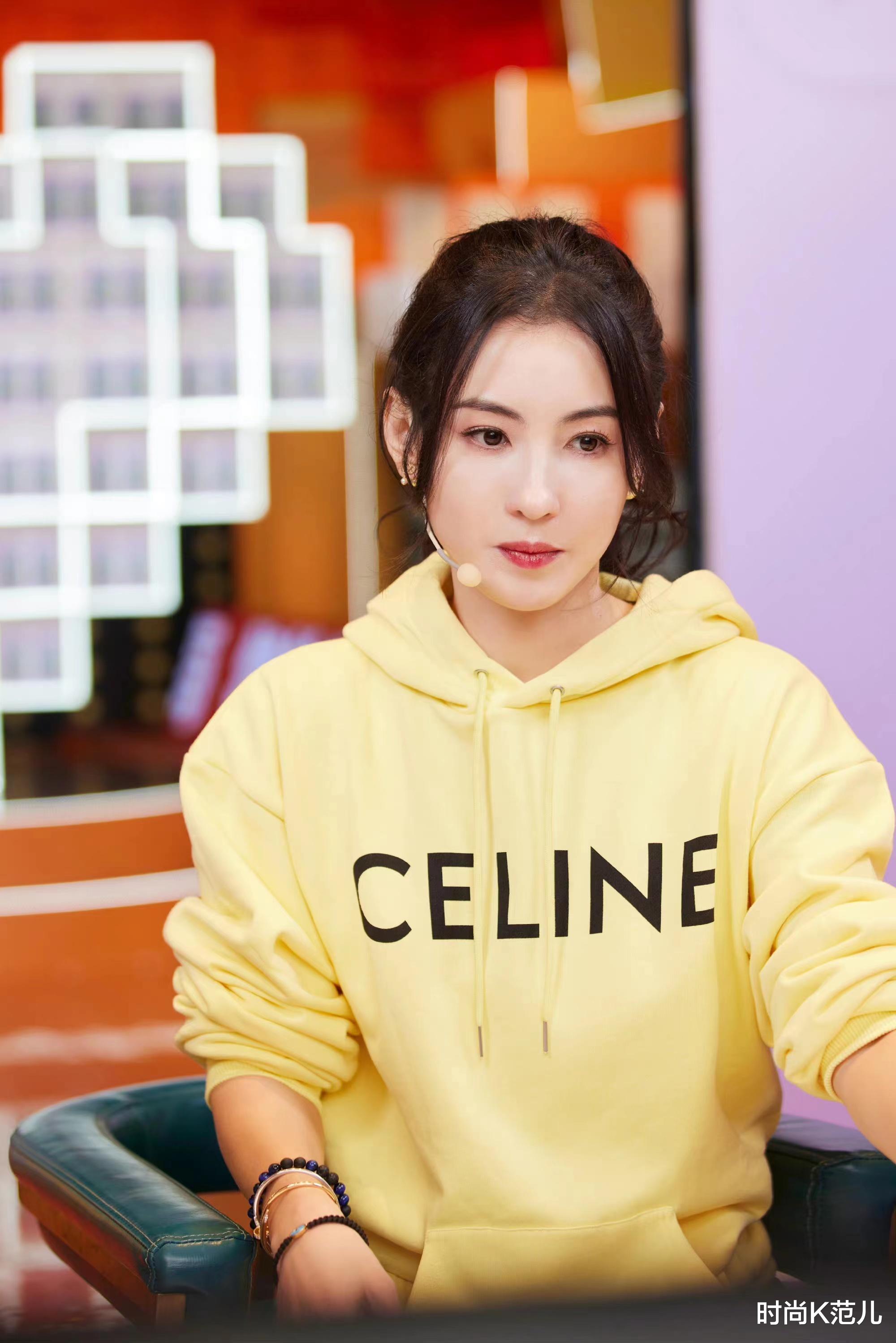 发型 张柏芝中分刘海发型好美,换四套服装都不改发型,减龄又显气质!