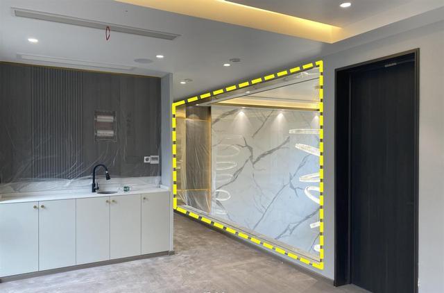 实不相瞒，挑空层四周悬空，安装玻璃护栏大气亮眼，别墅豪宅最爱