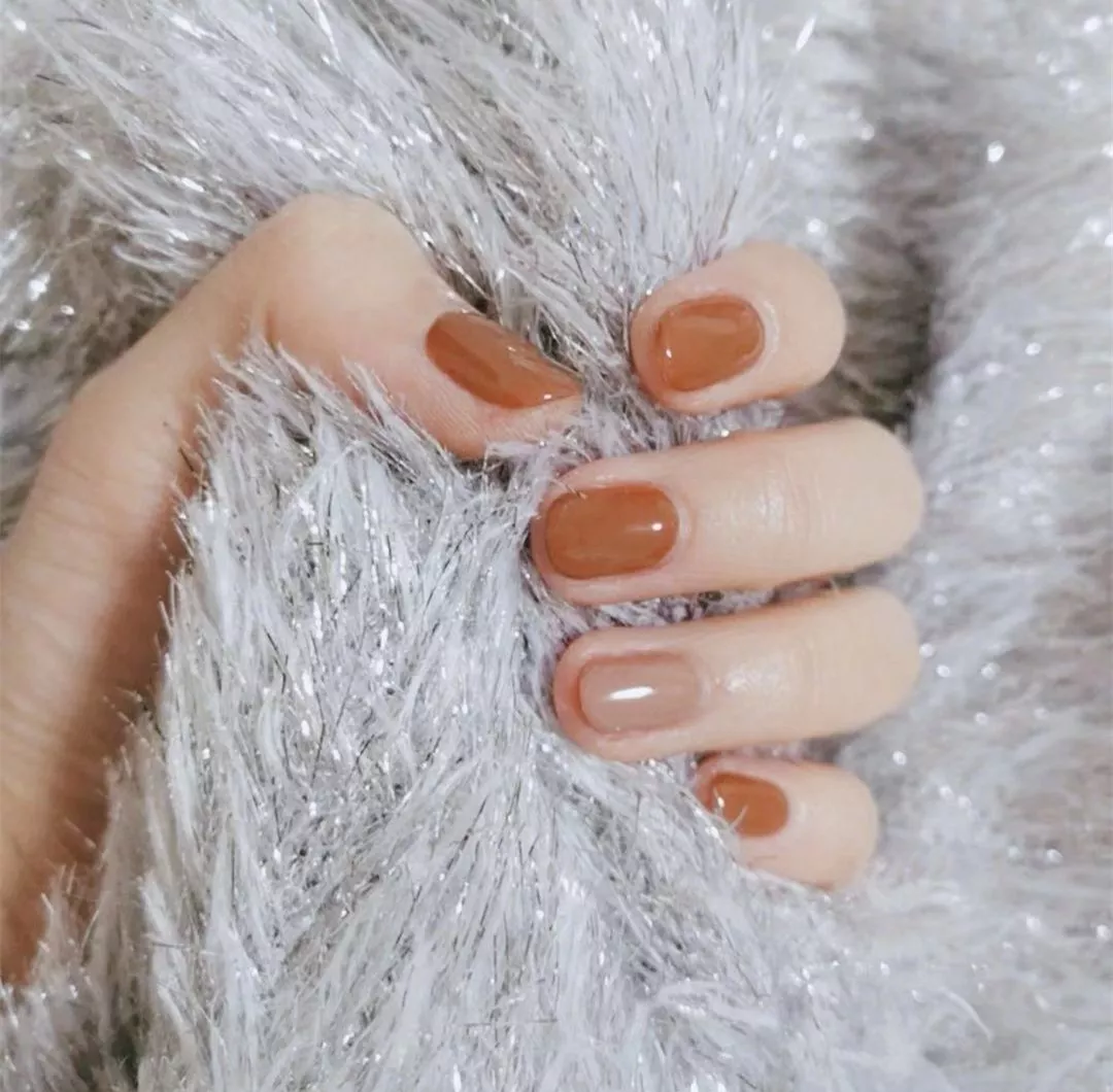 美甲 冬季做什么纯色美甲，显白又好看？