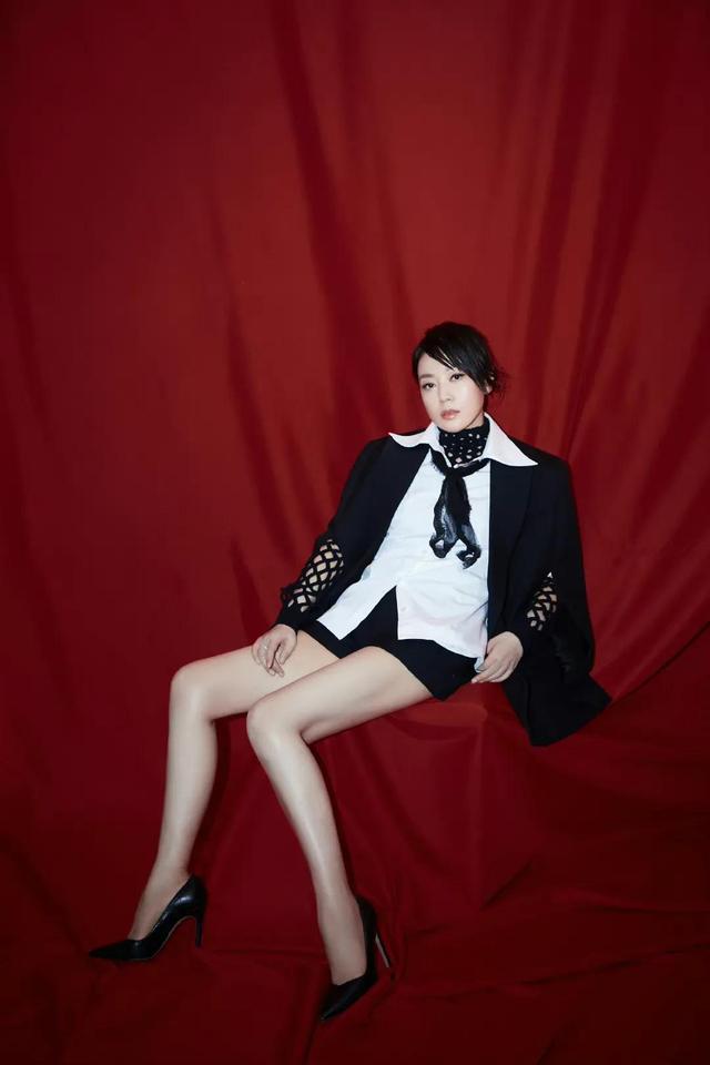 闫妮|闫妮和邹伟离婚18年了,两人的生活相差太大