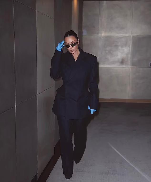 金·卡戴珊|41岁金卡戴珊展律师风，穿大码西装仍挺拔，“厨房手套”很有戏