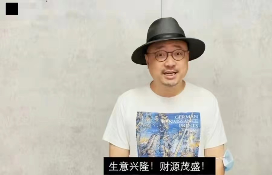 黄渤|黄渤参加姐姐新店开业,与美女富婆贴身合影,金龟子蹲地上被围观