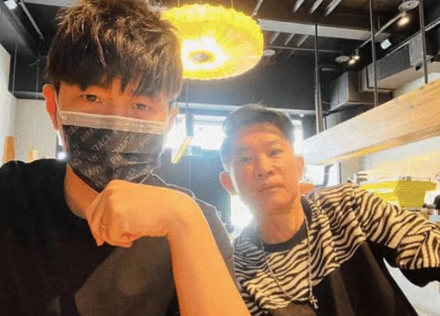 饮食 周杰伦晒出近照，减肥成功瘦出少年感，戴婚戒秀恩爱