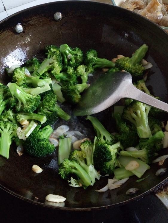 西兰花这么炒口感清脆味道鲜美，小妙招有一个，赶快学了试试