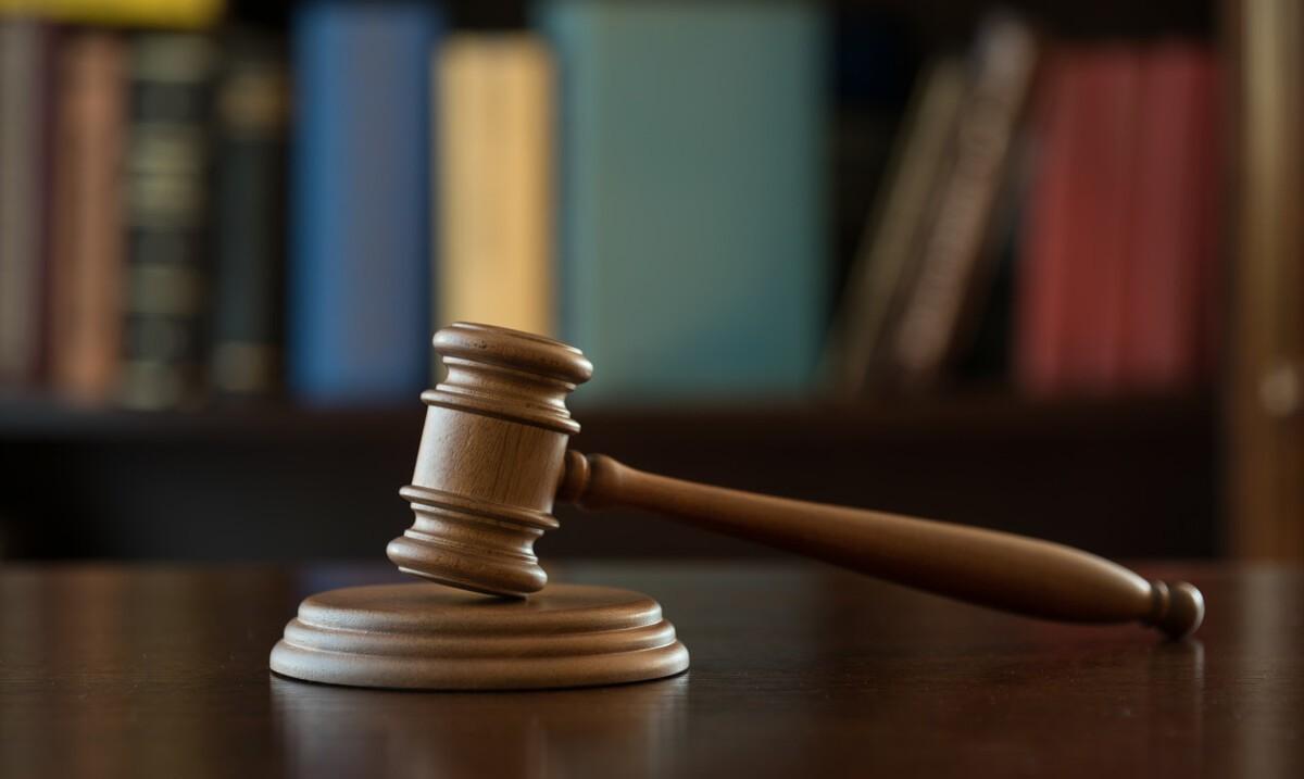 2020年醉汉拦车或对孩子不利,被父亲拽倒不幸身亡,获刑一年半