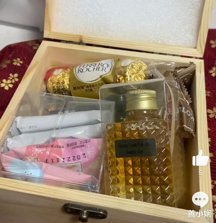 胡歌|网友晒胡歌喜糖礼盒,分享升级父亲的喜悦,却被网友嘲笑档次太低