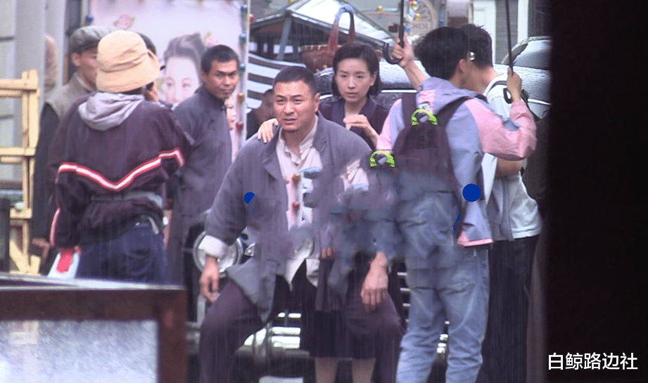 |42岁董洁新戏路透曝光！冒雨趴在男演员背上，助理帮忙撑伞引争议