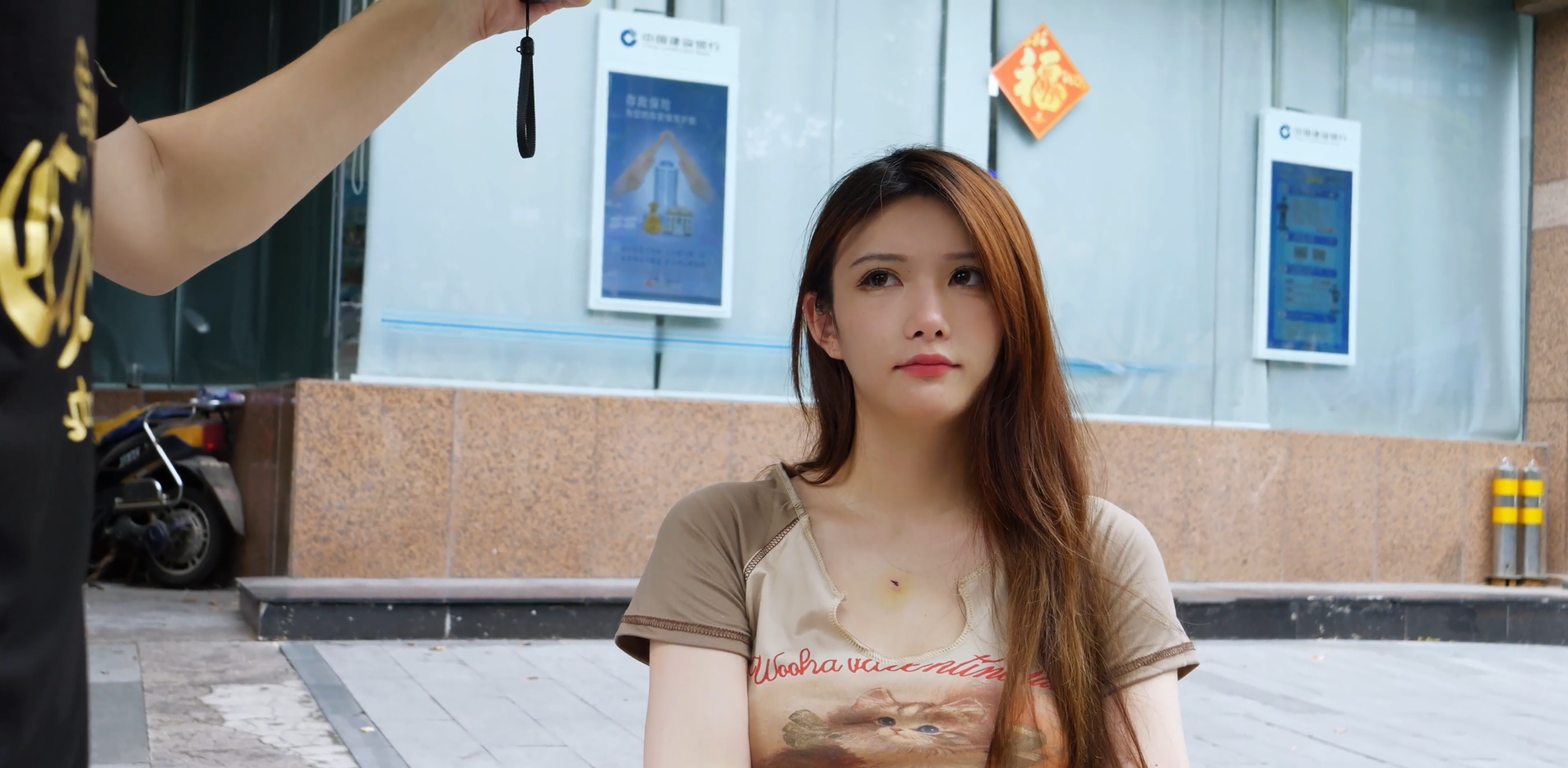 大热天的女孩坐在太阳下的石头上,这是要干嘛?