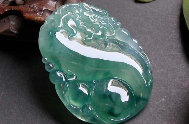 翡翠|如果你的翡翠有辣味儿,而且品质还不错的话,那么你是幸运的