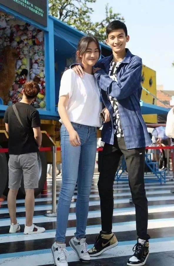 景岗山|55岁的景岗山，老态憔悴，喝酒成瘾与发妻离婚，现任妻子大气漂亮