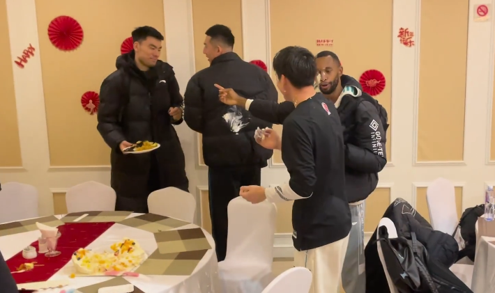辽宁男篮|辽篮天才庆生！付豪最积极，弗格直接打人，杨鸣张镇麟迅速逃离