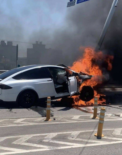 胡歌|高速又出车祸,国庆出行安全第一,这几位艺人都曾死里逃生