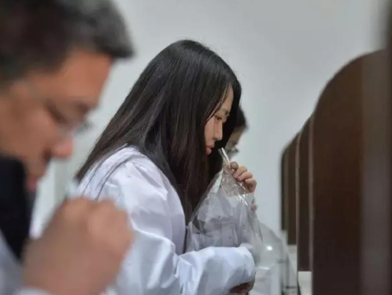 大数据|一份有味道的工作，他们与臭为伍，年薪超50W，“闻臭师”火了