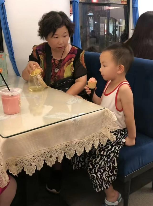 杜新枝|杜新枝中秋之夜开直播，与熊磊楷楷隔空互动，遭遇投诉略显尴尬