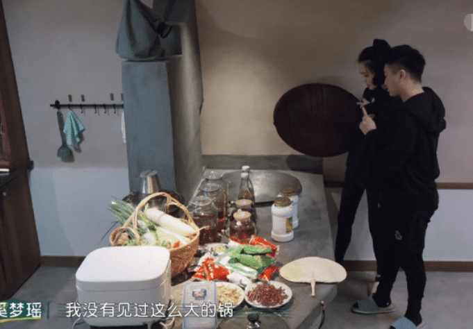 奚梦瑶|不会点火、没见过柴火锅,奚梦瑶的反应,代表了豪门太太的生活水平