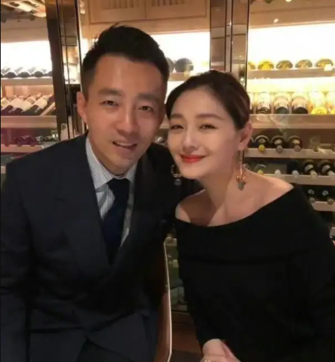 张兰|张兰直播谈汪小菲离婚,女方讨厌蟑螂不回大陆,称大S“那个女人”