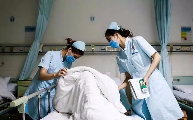 男子因女医护操作不当被烫伤,院方:病人自己起反应了