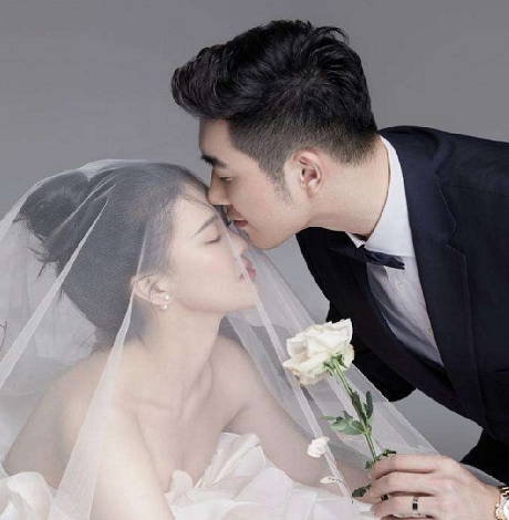 吴冠希 尴尬！吴冠希给爱犬庆生，张常宁美甲抢镜，遭调侃：结婚时却沉默