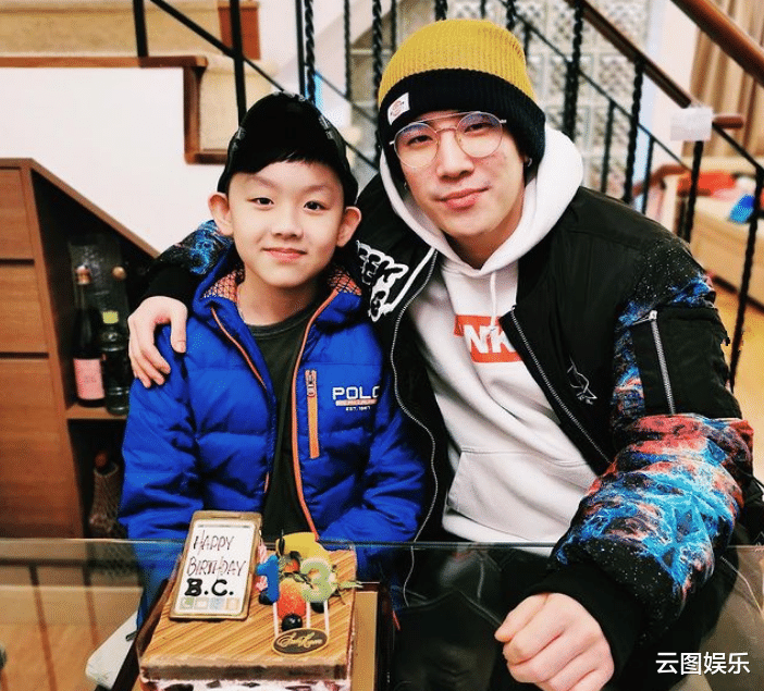 王思懿|曹永廉父女罕同框，57岁冻龄有术似小伙，10岁女儿太像外公姜大卫