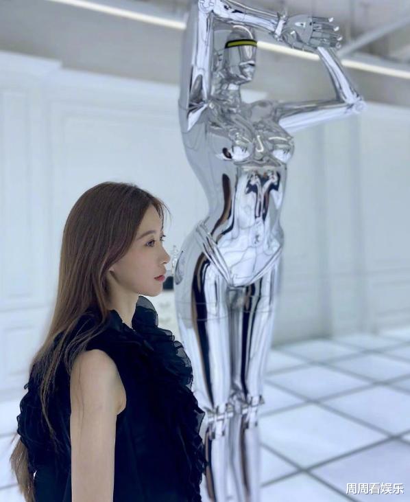 许魏洲|许魏洲婚后首次现身心情极好，疑带妻子共赴剧组，闺蜜多管闲事