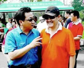 赵本山|赵本山香港演出回来烫了头发,鹿皮大衣当袄买,土到倪萍不好评价