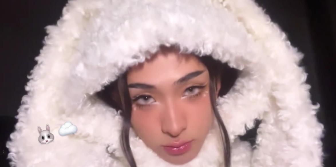 伊能静|伊能静儿子穿女装，裸上身妩媚妖娆，眼神勾人比妈妈还有女人味