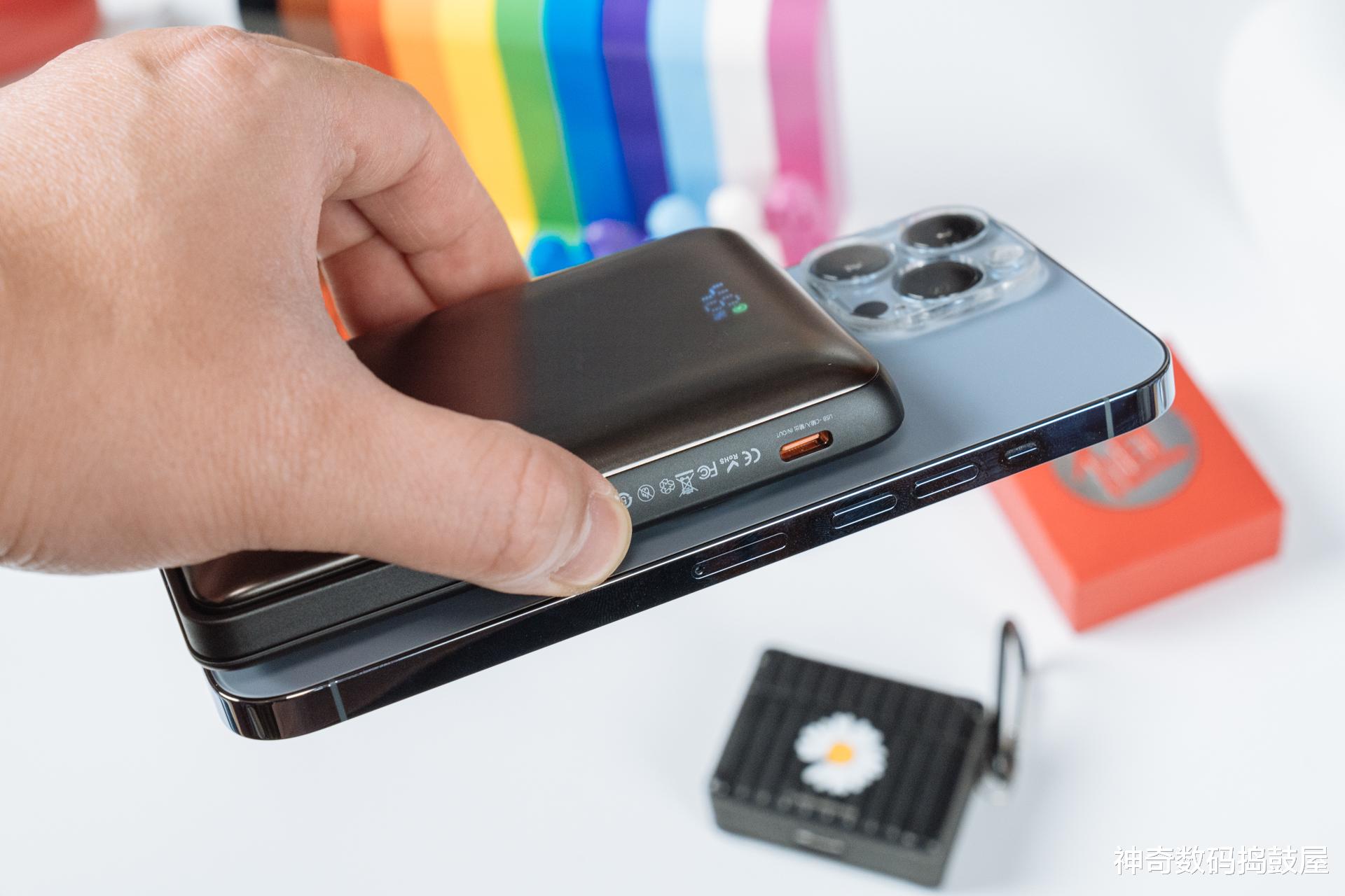 充电宝|MagSafe“咔嗒”充电更简单：闪焰狐 磁吸支架充电宝让充电更立体