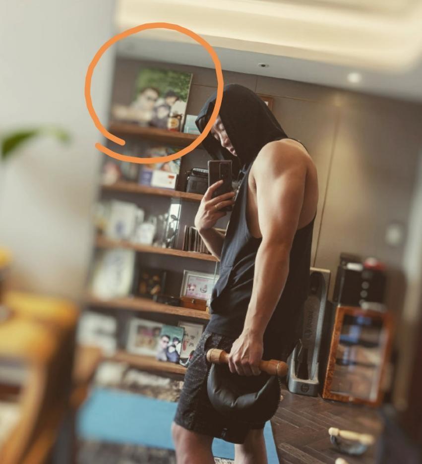 郑恺|郑恺晒优越身材,手臂肌肉壮如石头,身后书柜摆满一家三口合照
