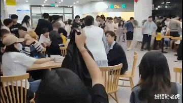 大学生谈3个女朋友被发现,3个女孩在食堂逼他下跪、扇自己耳光