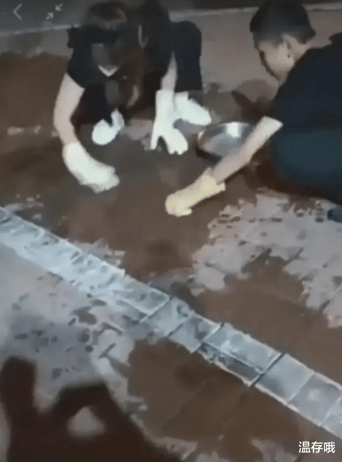桌椅设施拉走了,有血迹的地板洗干净了,老汉城烧烤关张走人了