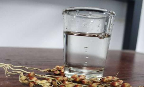 建议中老年人,如果不差钱,这3种白酒能不喝就不喝,都是勾兑酒