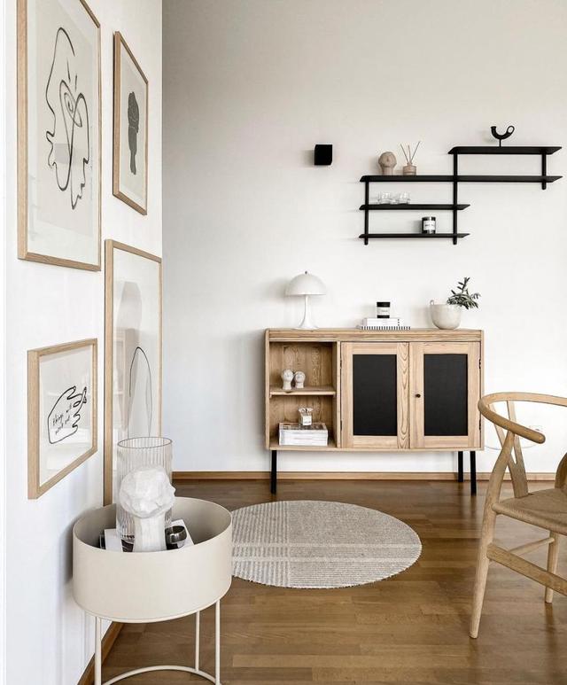 水泥灰墙的白色房子，别致的露台随意的画，与家一起的时光很舒服