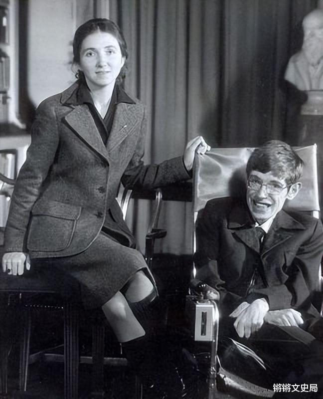 1990年霍金坚决与发妻离婚,迎娶护士,婚后多次传出被虐待的消息