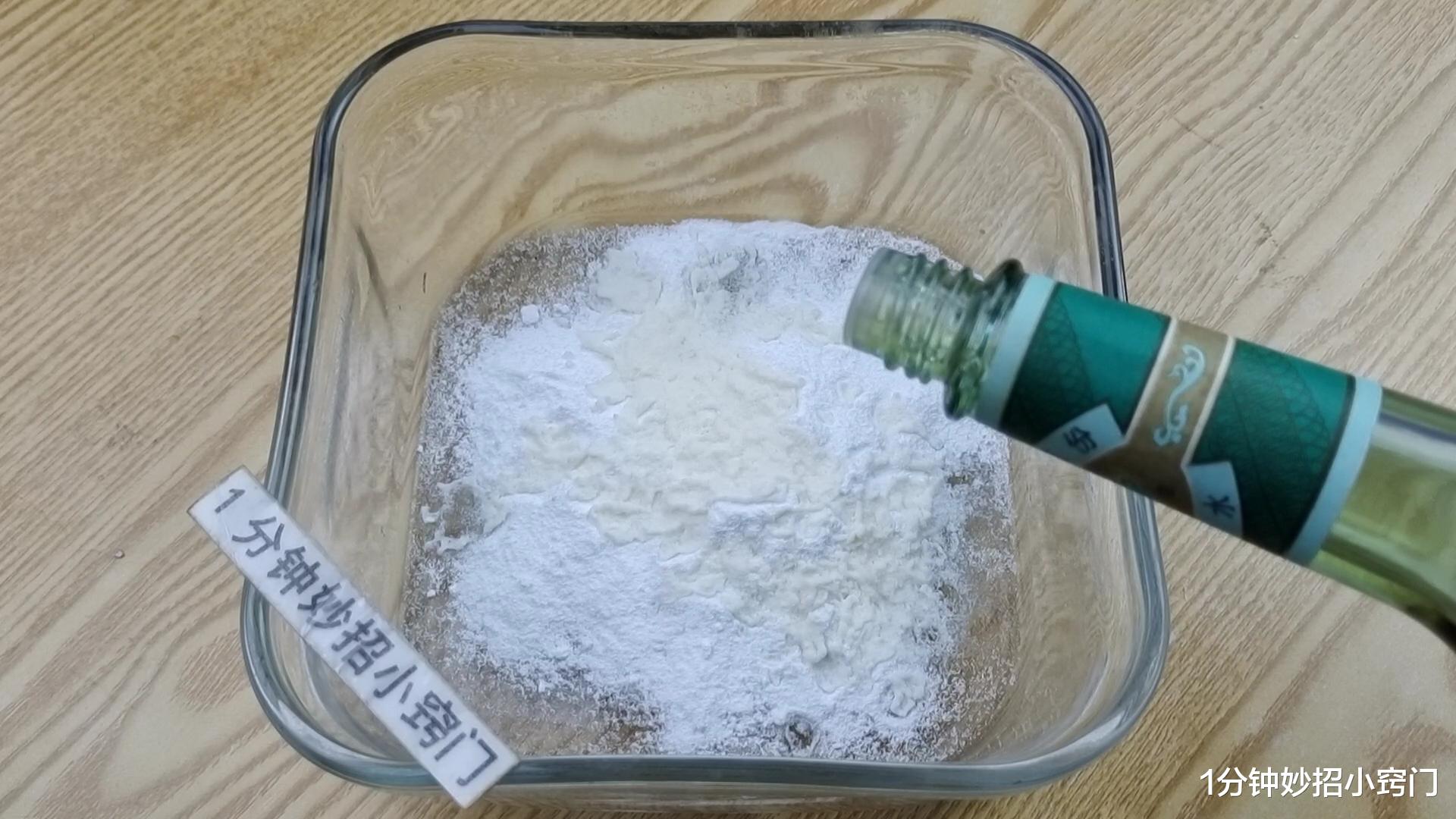 把啤酒瓶插进下水道,真厉害,解决了家家户户大难题,太实用了