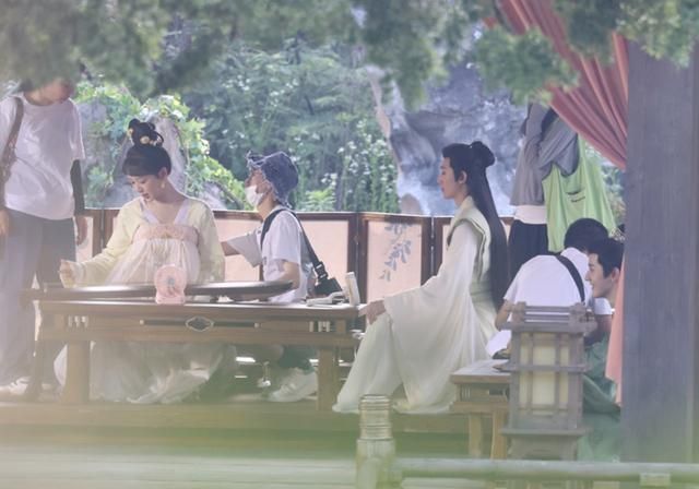 杨紫|《长相思》：杨紫在拍摄时放飞自我，张晚意强装淡定，丰隆笑破功