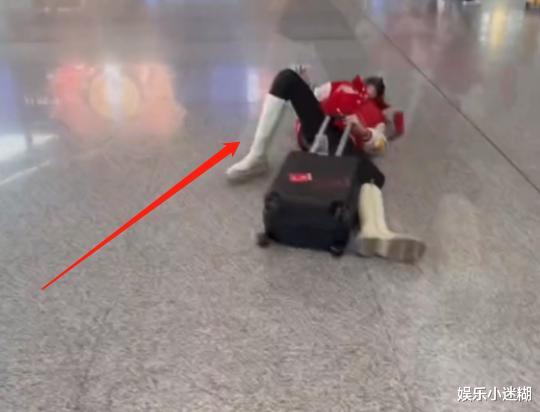蒋丽莎|婚变传闻8天后，蒋丽莎在机场摔倒，陈浩民却站在旁边无动于衷