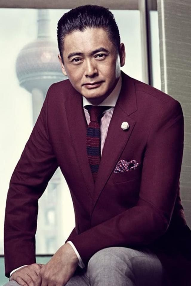 周润发|66岁周润发罕见亮相,穿西装英气不减,和粉丝合影无助理保镖