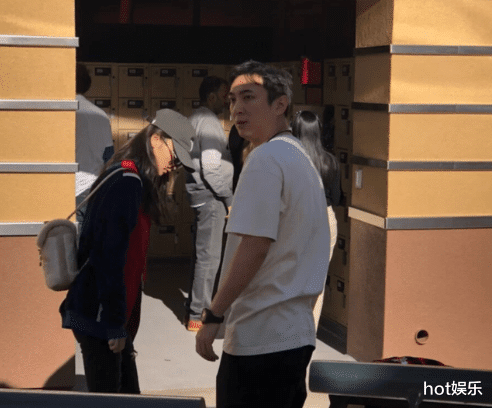 王思聪|曾扬言“不结婚”，如今陪大肚女友逛街，慎婕乱扔商品惹怒王思聪