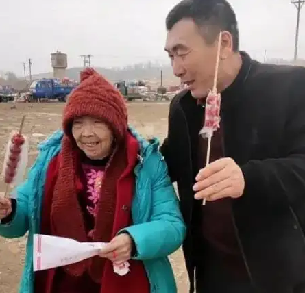 李玉成|85岁马玉琴和小32岁老公商演,旁若无人对嘴亲,网友:真下得去嘴