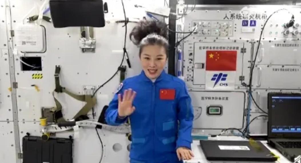 王亚平上天回来后,36岁高龄生下一个女儿,拥有四项优待