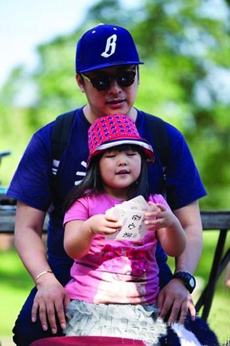 王岳伦|王岳伦现身英国逛街！13岁王诗龄身高已近178cm，父女同框关系好