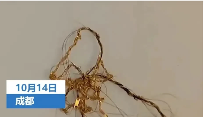 “真金不怕火炼?”四川成都,一女子在家洗头发,拿下金项链发现上面缠了不少头发