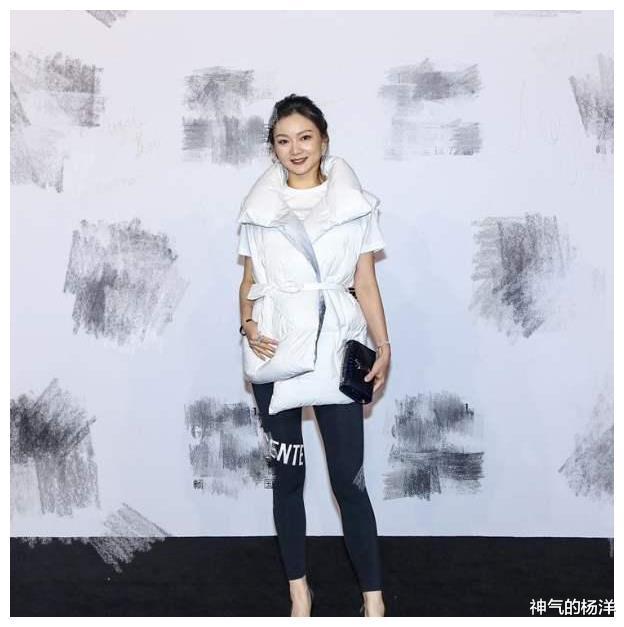 张艺谋|张艺谋跟妻子站一起,小31岁果然清纯,但长相并不好看!