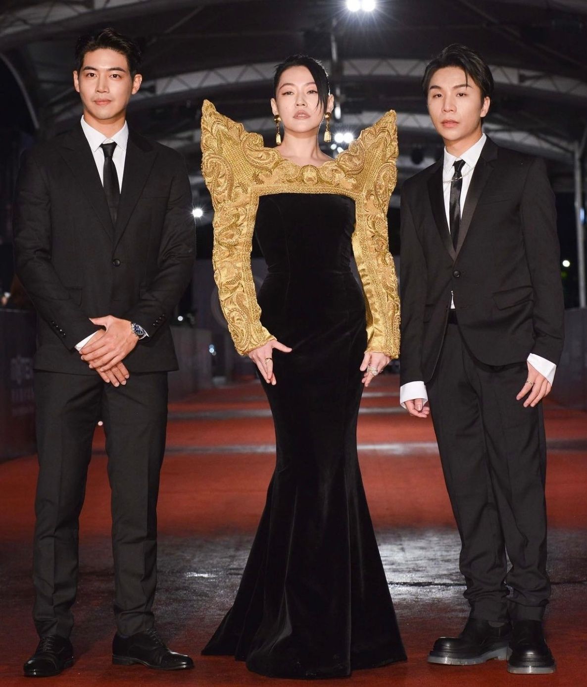 小S|44岁小S红毯造型好雷人,晚礼服很像画框,身姿曼妙全靠气场来撑