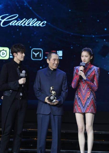 关晓彤|关晓彤的屈膝“礼貌腿”，第一次就火了，网友直呼：真漂亮！