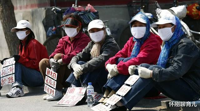 律师|当代“打工人”现象:45岁工厂不招,50岁菜买不了?原因很现实