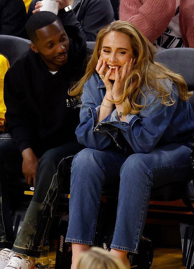 阿黛尔|阿黛尔与男友赛场看球，看男友眼神痴迷，上周两人搬进3.9亿豪宅