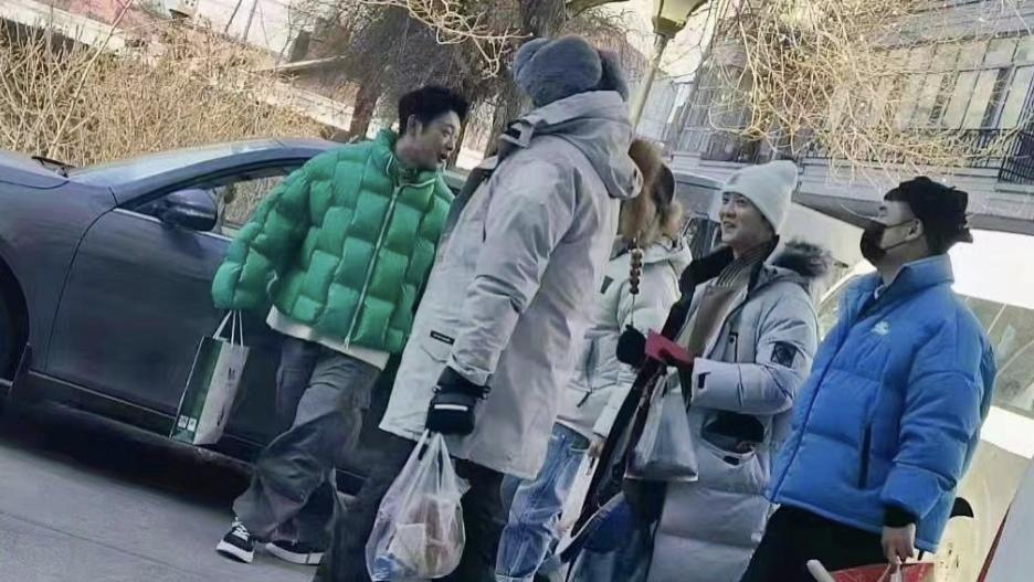 鹿晗|陈赫三人组录《五哈》被偶遇，鹿晗手拿糖葫芦，邓超穿扮接地气