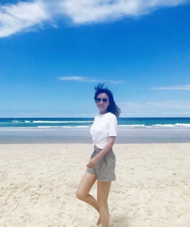 牛莉|50多岁的年纪18岁的身材！牛莉、闫妮、许晴等女星，做到了逆生长