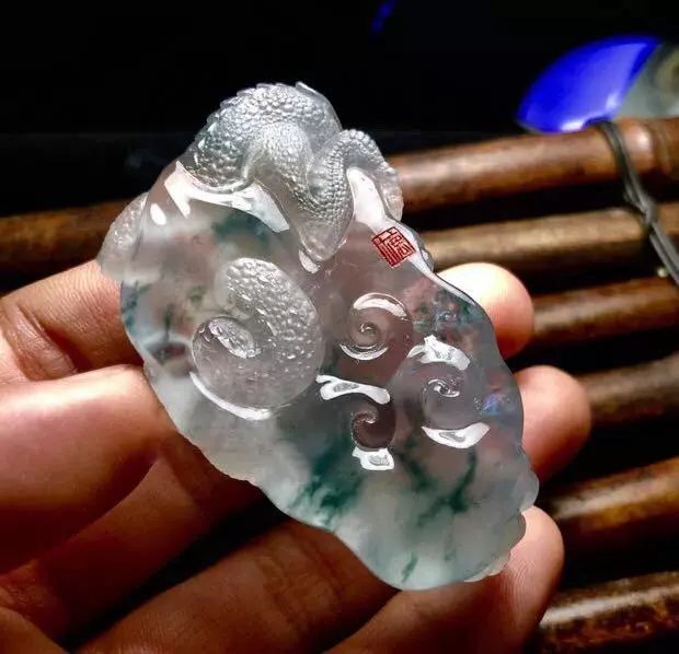 翡翠|捡漏的莫西沙翡翠原石，成品“云起龙骧”让人垂涎三尺！